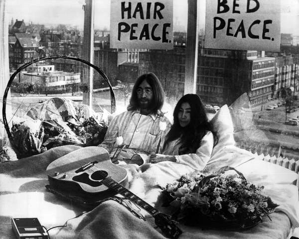 Fotografie Bed-In for Peace by Yoko Ono and John Lennon, 1969, (40 x 30 cm)