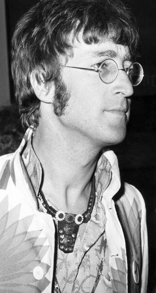 Plakát, Obraz - John Lennon, London Airport, 1967, 22.2 × 40 cm