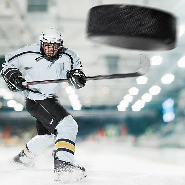 Levně Plakát, Obraz - Puck shot by Ice hockey player, Bernhard Lang, 40 × 40 cm