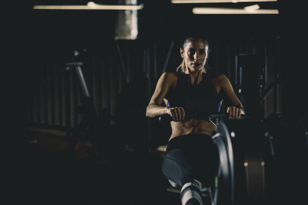 Levně Plakát, Obraz - Strong woman doing seated row exercise, fotostorm, 40 × 26.7 cm