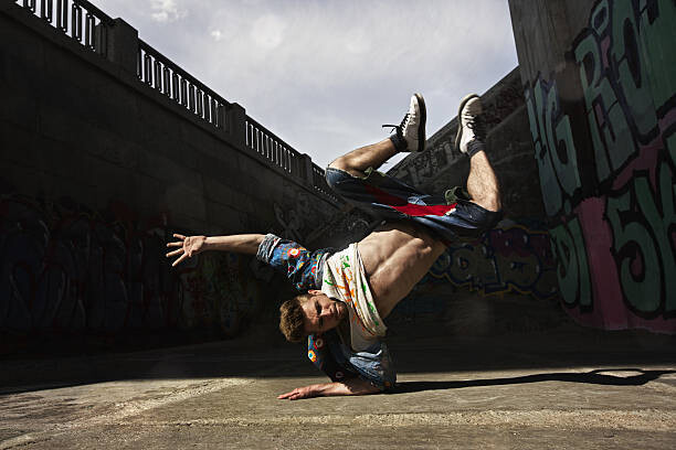 Levně Plakát, Obraz - Man dancing Hip-hop in urban, Eugene_Onischenko, 40 × 26.7 cm