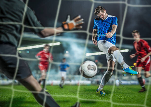 Levně Plakát, Obraz - Soccer player kicking ball at goal, Bernhard Lang, 40 × 30 cm