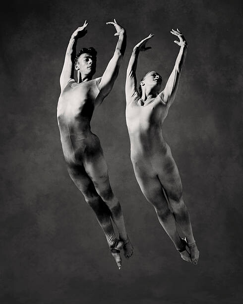 Levně Plakát, Obraz - Male and female dancers in mid-air leap (B&W), Ray Massey, 30 × 40 cm