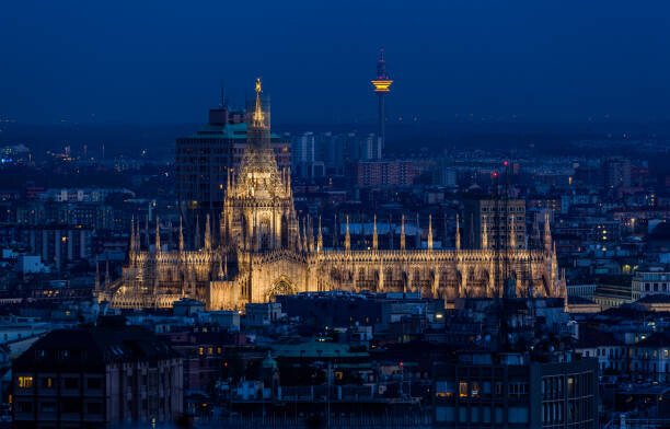 Levně Plakát, Obraz - Duomo di Milano and skyline ad dusk, Simone Simone, 40 × 26.7 cm