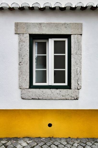Levně Plakát, Obraz - Typical vintage portuguese facade with old window, soniabonet, 26.7 × 40 cm