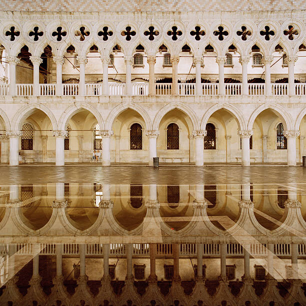 Levně Plakát, Obraz - Doge's Palace,Palazzo Ducale in Venice at night, Gary Yeowell, 40 × 40 cm