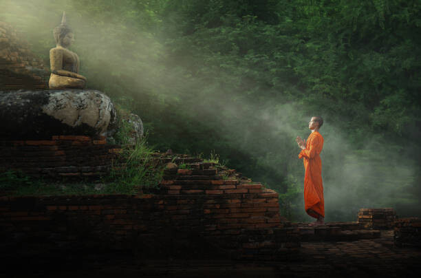 Levně Plakát, Obraz - Monk worship the Buddha statue., Sangkhom Simma, 40 × 26.7 cm