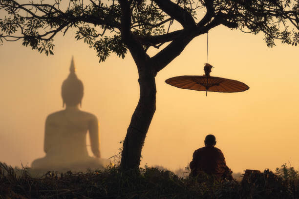 Levně Plakát, Obraz - Monk maditation with Big buddha of, Chadchai Ra-ngubpai, 40 × 26.7 cm