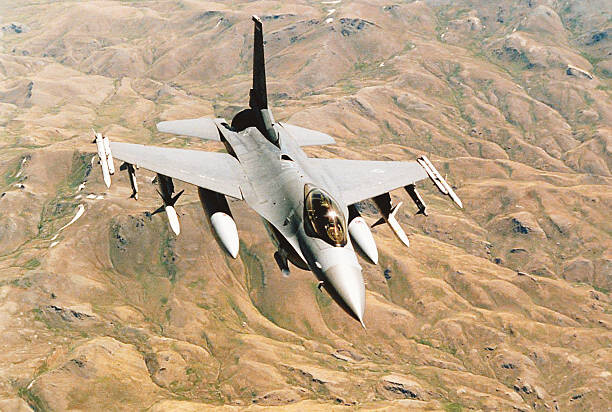 Umělecká fotografie General Dynamics F-16 Falcon in flight over desert, Stocktrek, (40 x 26.7 cm)