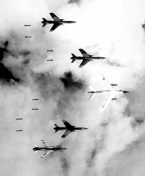 Levně Plakát, Obraz - A B-66 Destroyer and F-105 Thunderchief, Stocktrek Images, 32.9 × 40 cm