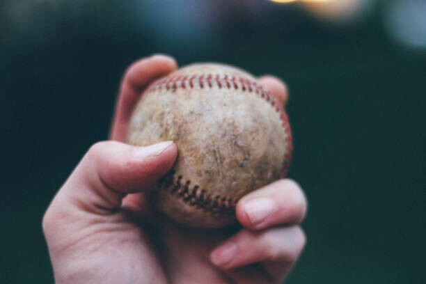 Levně Plakát, Obraz - Hand holding baseball, Justin Ross, 40 × 26.7 cm