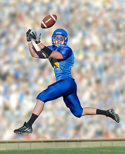 Levně Plakát, Obraz - American footballer catching ball, Pete Saloutos, 30 × 40 cm