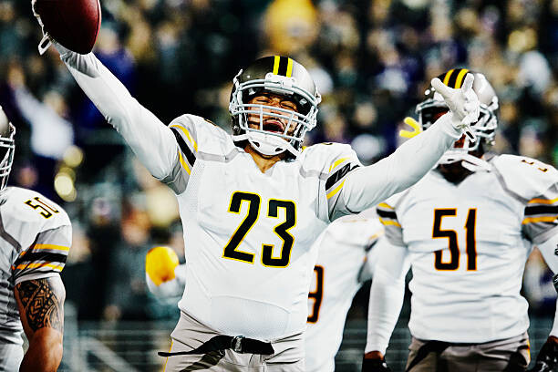 Fotografie Football player celebrating with teammates, Thomas Barwick, 40 × 26.7 cm