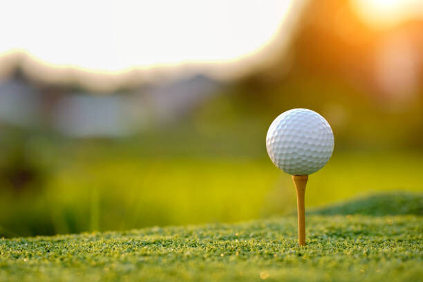 Plakát, Obraz - Golf ball on tee in the, Somchai Sookkasem, 40 × 26.7 cm