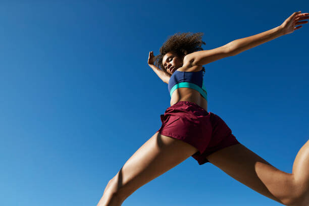 Levně Plakát, Obraz - Young woman exercising against clear sky, Klaus Vedfelt, 40 × 26.7 cm