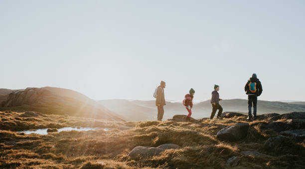 Fotografie A young family enjoy the view, Catherine Falls Commercial, 40 × 22.2 cm