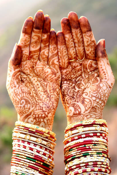 Levně Plakát, Obraz - Indian bride hands with henna tattoo, DEV IMAGES, 26.7 × 40 cm
