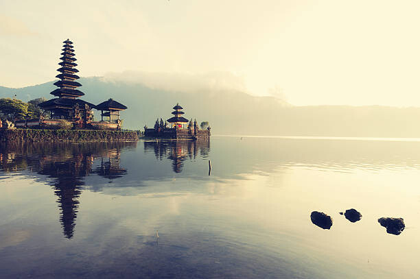 Levně Plakát, Obraz - Floating temple, Bali, Carlina Teteris, 40 × 26.7 cm