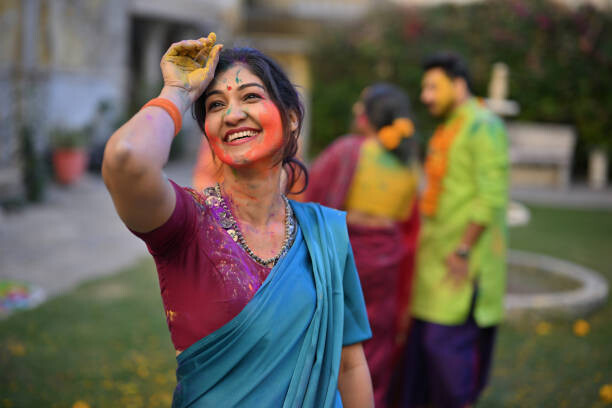 Levně Plakát, Obraz - Indian woman in saree with Holi, Mayur Kakade, 40 × 26.7 cm