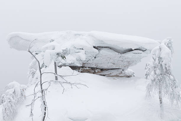 Levně Plakát, Obraz - flat top of rock in winter, GluckKMB, 40 × 26.7 cm