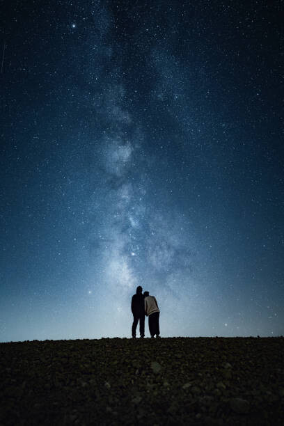Levně Plakát, Obraz - Embraced romantic couple enjoying a starry, Daniel Garrido, 26.7 × 40 cm