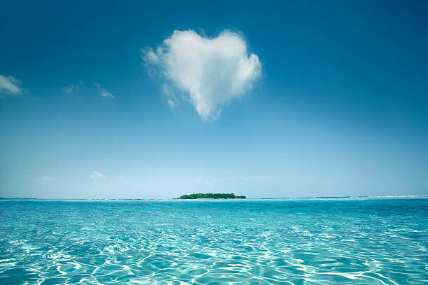 Fotografie Heart shaped cloud over tropical waters, Tom Merton, 40 × 26.7 cm