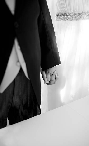 Umělecká fotografie Bride and groom holding hands in, edwardolive, (24.6 x 40 cm)