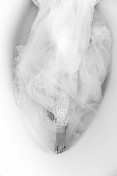 Levně Plakát, Obraz - Melting female body in white dress in the bath, Victor Dyomin, 26.7 × 40 cm