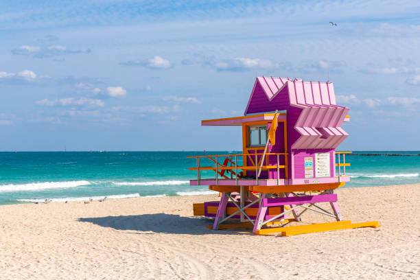 Fotografie Pink lifeguard hut at South Beach, Miami, USA, Alexander Spatari, 40 × 26.7 cm