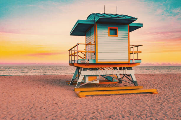 Levně Plakát, Obraz - Colorful Miami Beach lifeguard tower with, Artur Debat, 40 × 26.7 cm