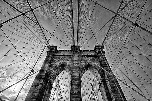 Umělecká fotografie Brooklyn Bridge perspective - Black and White, Alex Baxter, (40 x 26.7 cm)