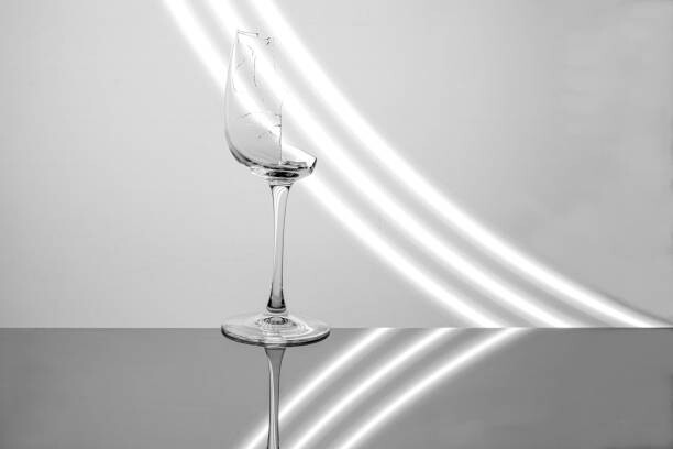 Umělecká fotografie Broken glass in the rays of, Dmitry Kuznetsov, (40 x 26.7 cm)