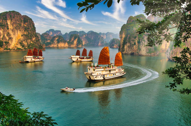 Umělecká fotografie Magnificent beauty of Ha Long Bay, Copyright by 8Creative.vn, (40 x 26.7 cm)