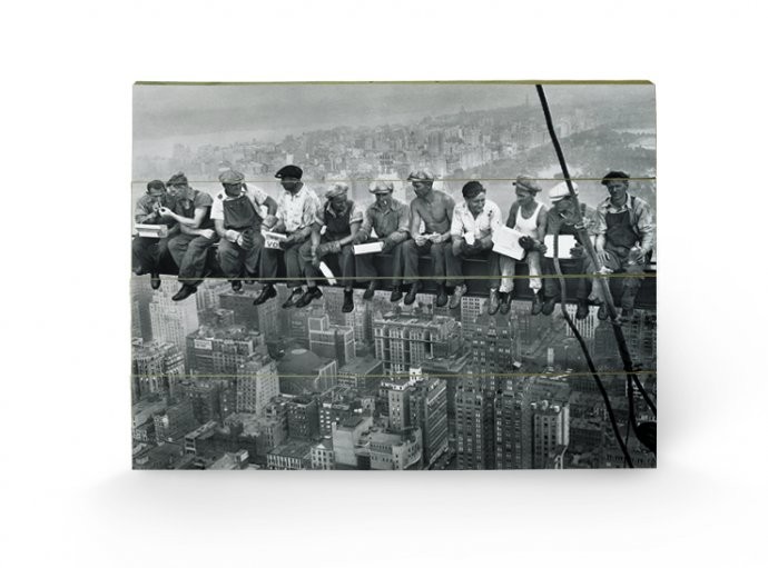 Bild auf Holz New York - Mittagspause auf einem Wolkenkratzer