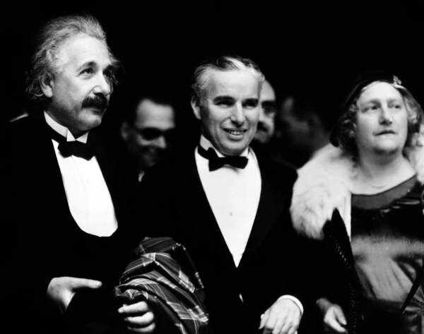 Fotografie Albert Einstein and his wife Elsa with Charlie Chaplin, Unknown photographer,, 40x30 cm