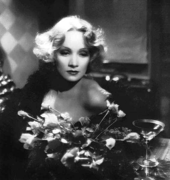 Fotografie Shanghai Express by Josef von Sternberg with Marlene Dietrich, 1932, 40x40 cm