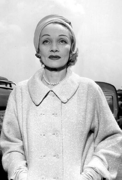Fotografie Marlene Dietrich at Paris Airport Before Going To Montecarlo For Film The Monte Carlo Story 1956, 26.7x40 cm