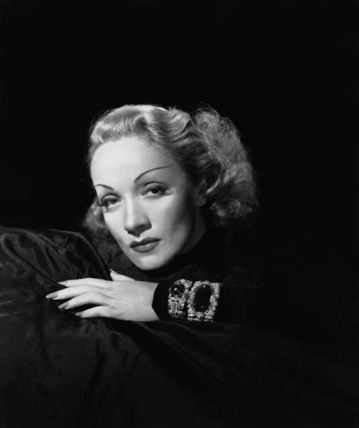 Fotografie 17Th December 1943: German-Born Actress Marlene Dietrich Wearing A Jewel-Encrusted Bracelet., 35x40 cm