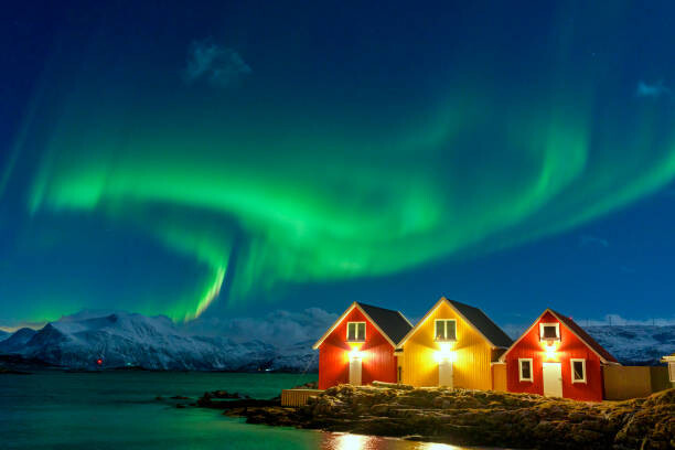Fotografie Traditional rorbu during the Northern Lights, Roberto Moiola / Sysaworld, 40x26.7 cm