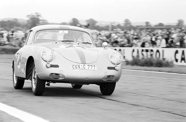 Fotografie Fritz Hahnl Jr in a Porsche 356B Carrera, 40x26.7 cm