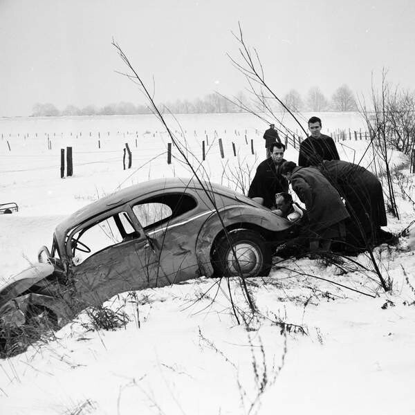 Fotografie A Volkswagen beetle had an accident and was found in the roadside ditch, Germany 1960s, 40x40 cm