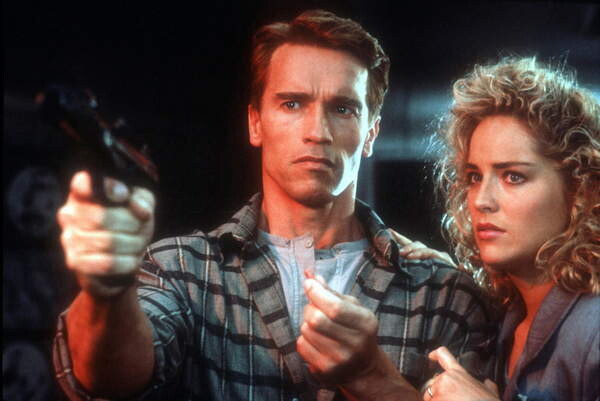 Fotografie Arnold Scharzenegger And Sharon Stone, Total Recall 1990 Directed By Paul Verhoeven, 40x26.7 cm