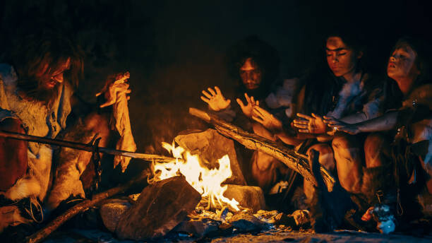 Ilustrace Neanderthal or Homo Sapiens Family Cooking, gorodenkoff, 40 × 22.2 cm