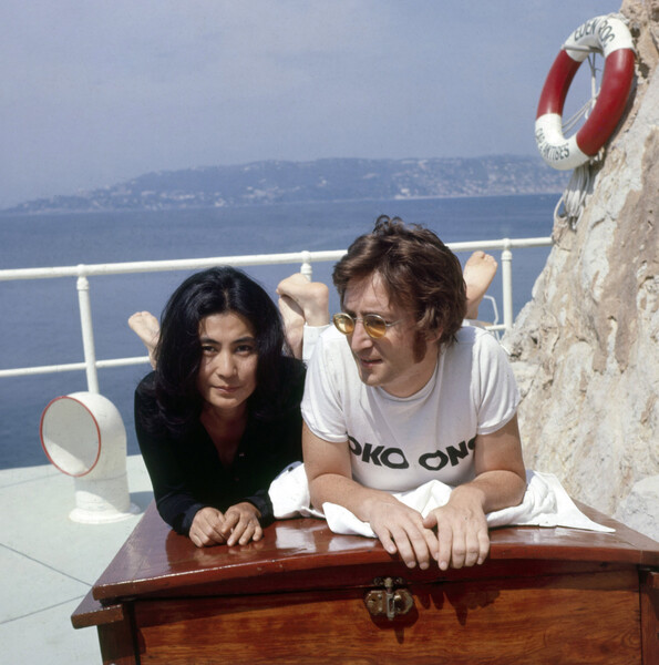 Fotografie John Lennon and Yoko Ono at the Hotel du Cap Eden Roc, Antibes, 1970, 40 × 40 cm