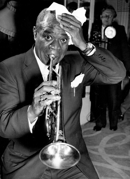 Fotografie Louis Armstrong during a conference at the Savoy Hotel, 1956, 30 × 40 cm