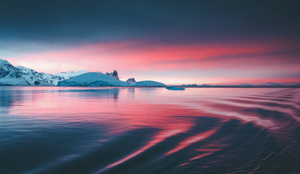 Levně Plakát, Obraz - Stunning sunset on the Antarctic peninsula, David Merron Photography, 40 × 22.2 cm