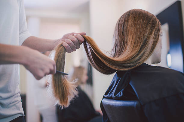 Levně Plakát, Obraz - Girlfriends getting new haircut., Guido Mieth, 40 × 26.7 cm