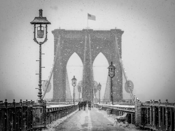 Levně Plakát, Obraz - Brooklyn Bridge with Snow in Winter, graphiknation, 40 × 30 cm