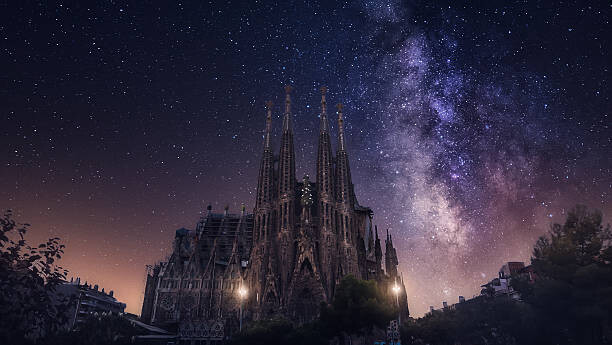 Levně Plakát, Obraz - Milky Way and Basilica and Sagrada Familia, Carlos Fernandez, 40 × 22.2 cm