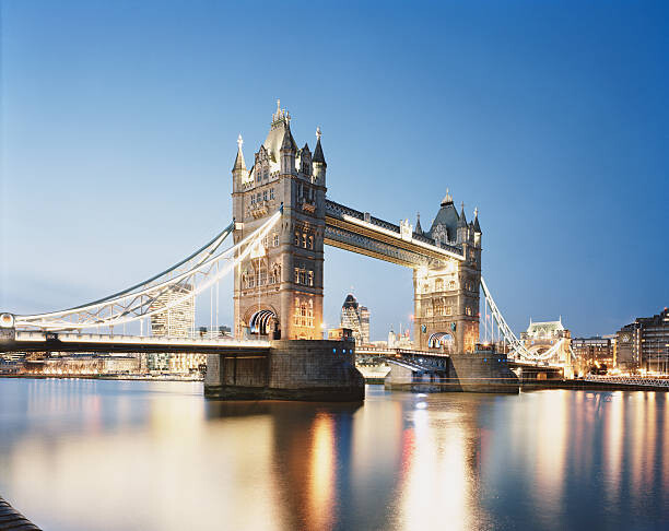 Levně Plakát, Obraz - Tower Bridge and city of London at dusk, Gary Yeowell, 40 × 30 cm